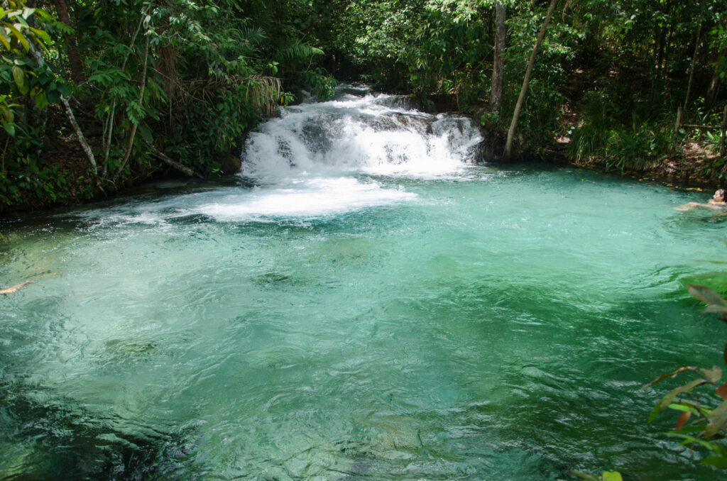 Cachoeira de águas cristalinas