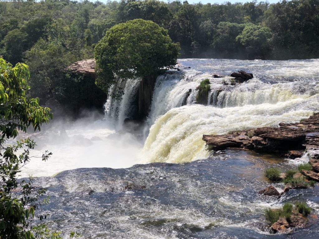 Queda d'agua com grande volume