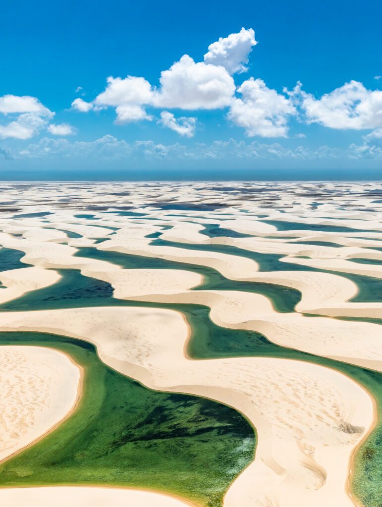 Água acumulada entre as dunas de areia