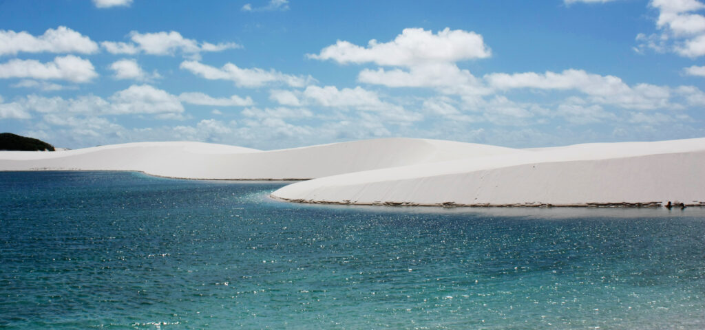 Lagoa formada pela chuva e duna de areia no Parque Nacional dos Lençóis Maranhenses.