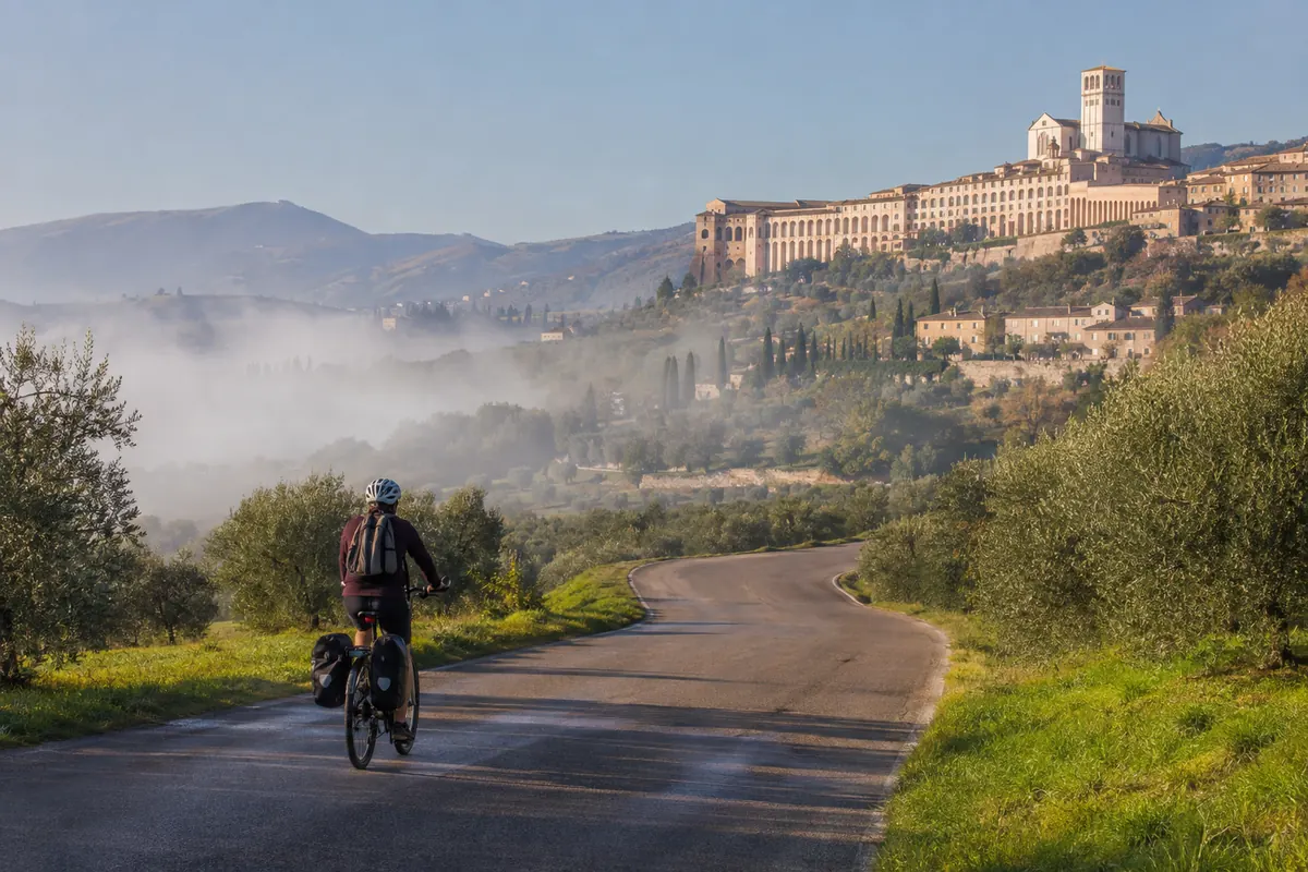 Úmbria de e-bike: roteiro de 5 dias por cidades medievais